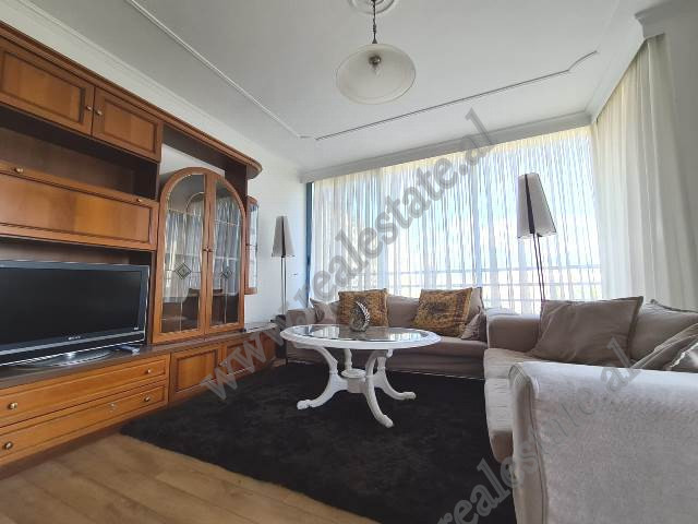 Apartament 2+1 me qera ne rrugen Vaso Pasha ne Tirane.
Ndodhet ne katin e 7-te te nje pallati te ri